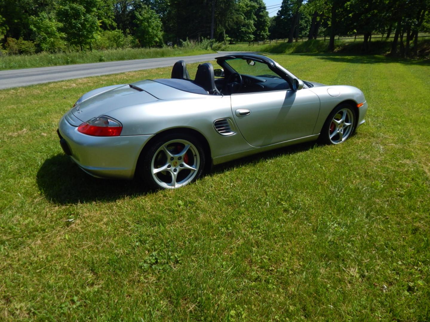 2003 Silver /Blue Leather Porsche Boxster S (WP0CB29873U) with an 3.2L H6 DOHC 24V engine, 6 speed manual transmission, located at 6528 Lower York Road, New Hope, PA, 18938, (215) 862-9555, 40.358707, -74.977882 - Here we have a beautiful Porsche Boxster S with only 18,200 miles that is in pristine condition. This Porsche runs and drives like it did when it was brand new. Options on this beautiful convertible include: 3.2L 6 cylinder engine, rear wheel drive, 6 speed manual transmission, blue leather, 2 mast - Photo#10